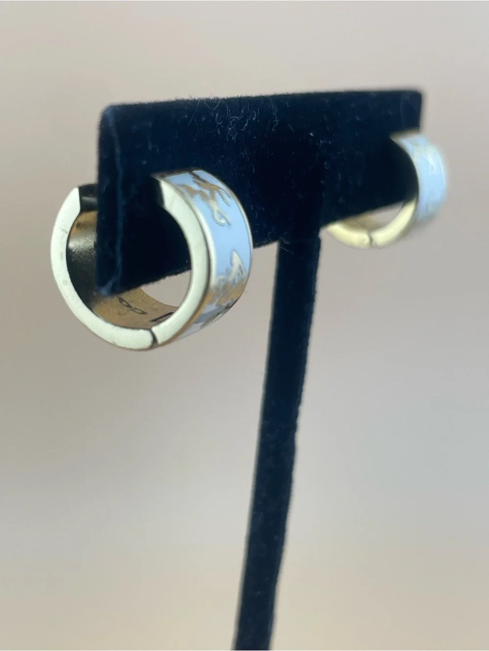 Coach – Enamel Horse & Carriage Huggie Hoop Earrings – White/Gold